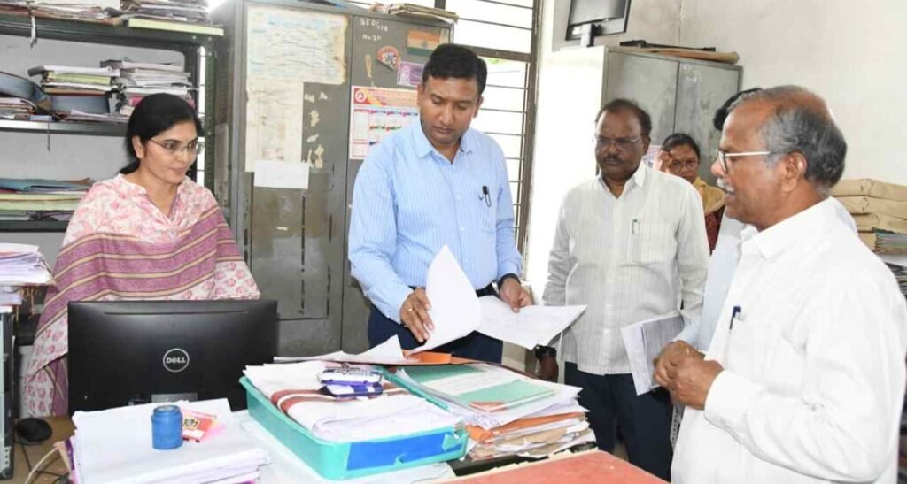 అంతరాయం లేకుండా నిరంతర విద్యుత్ సరఫరాను అందించాలి : జిల్లా కలెక్టర్ రాజర్షిషా