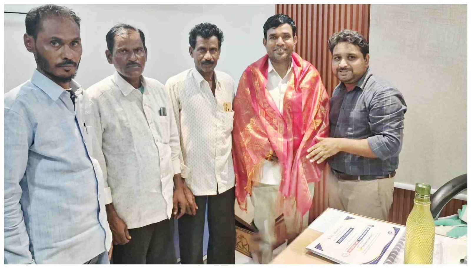 TRS leaders celebrating Ex-MLA Rathod Bapurao appointment in Ichoda